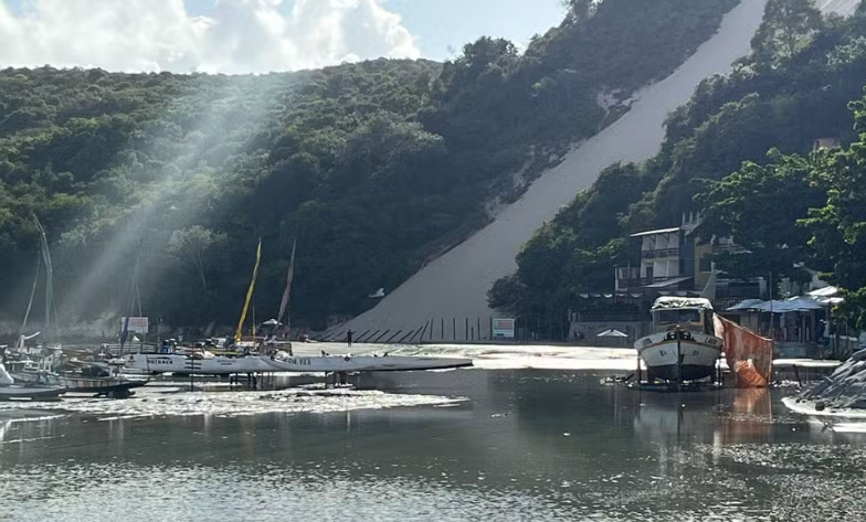 Avanço do Mar em Ponta Negra: Cerca do Morro do Careca é Derrubada pela Força das Águas
