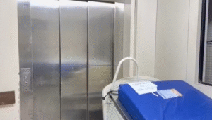 Pacientes do maior hospital público do RN são transportados por escadas devido a elevadores quebrados